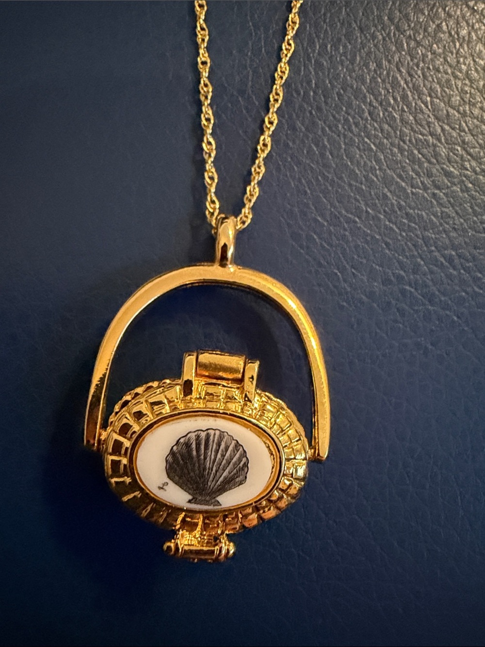 Nantucket Basket signed by artist Gold Necklace Brand New